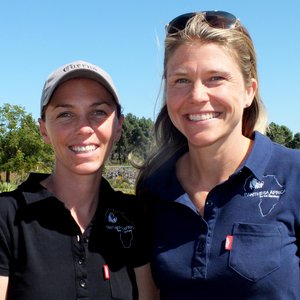 Die twee gedugte dames vlnr, Lizaene Cornwall en Cathrine S. Nyquist, eienaars van Panthera Africa net buite Stanford